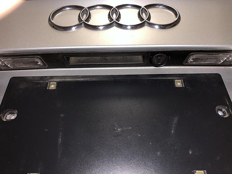 How to remove trunk handle piece?