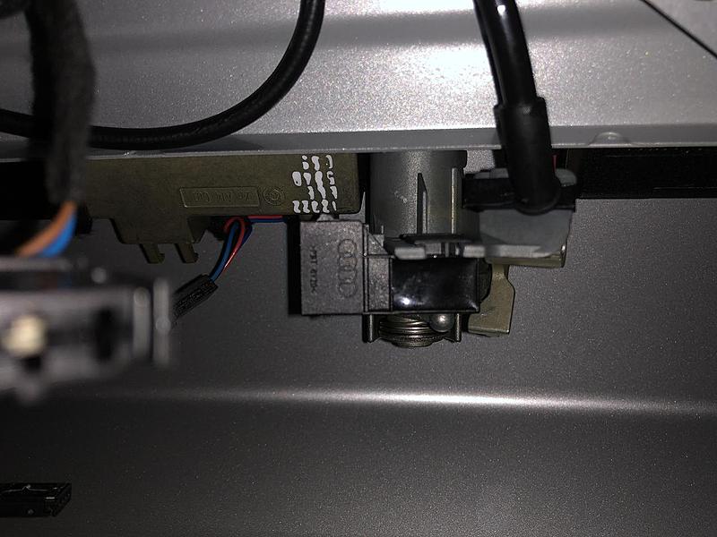 How to remove trunk handle piece?